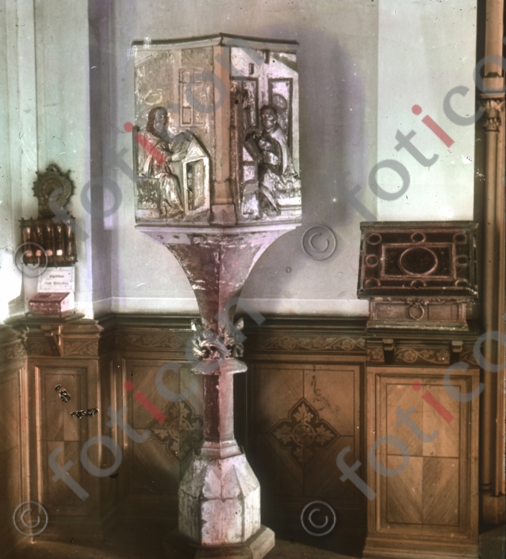 Die Lutherkanzel aus der Stadt- und Pfarrkirche St. Marien zu Wittenberg | The Luther pulpit from the city and parish church of St. Mary in Wittenberg - Foto foticon-simon-150-051.jpg | foticon.de - Bilddatenbank für Motive aus Geschichte und Kultur